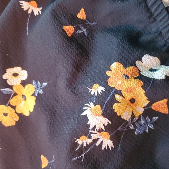 HM | Off-shoulder Floral V-neck Crop Top - Picture 7 of 7